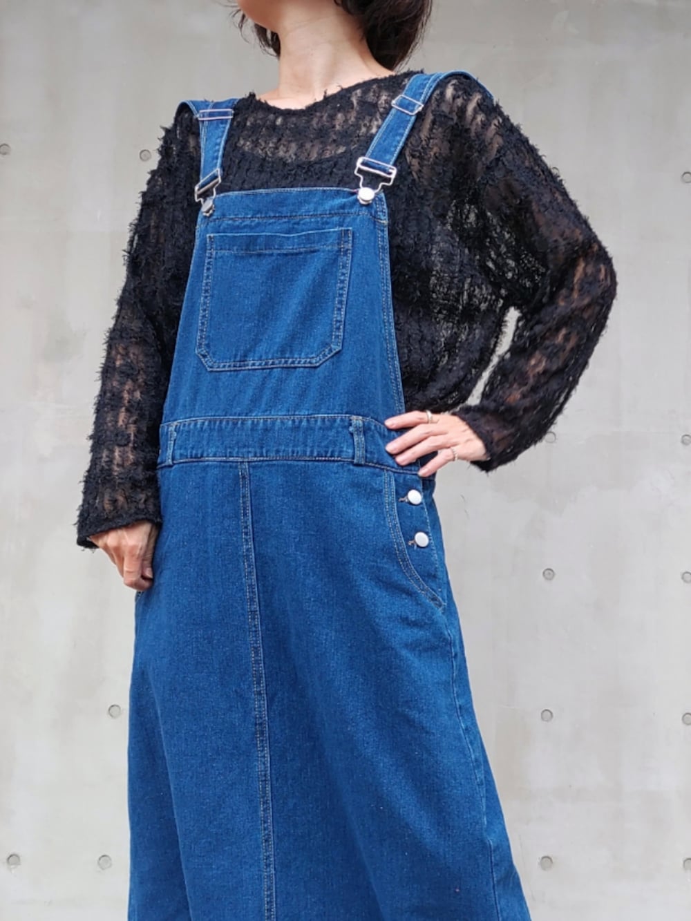 ピンク系のカーディガン/ボレロ、ブルー系のジャンパースカート、ブラック系のTシャツ/カットソーを着用したレディースの秋コーディネートの4枚目の写真