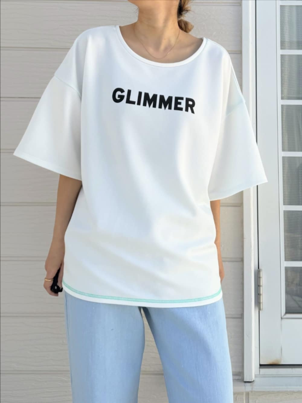 ブルー系のデニムパンツ、ホワイト系のTシャツ/カットソーを着用したレディースの春コーディネートの3枚目の写真