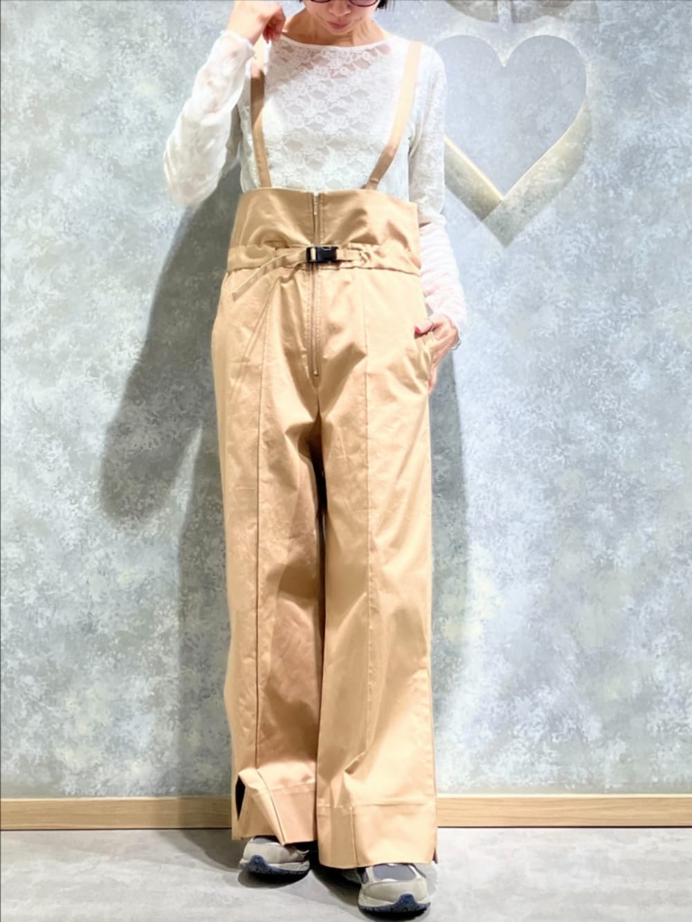 ベージュ系のその他パンツ、ホワイト系のTシャツ/カットソー、ブラック系のテーラードジャケットを着用したレディースの冬コーディネートの3枚目の写真