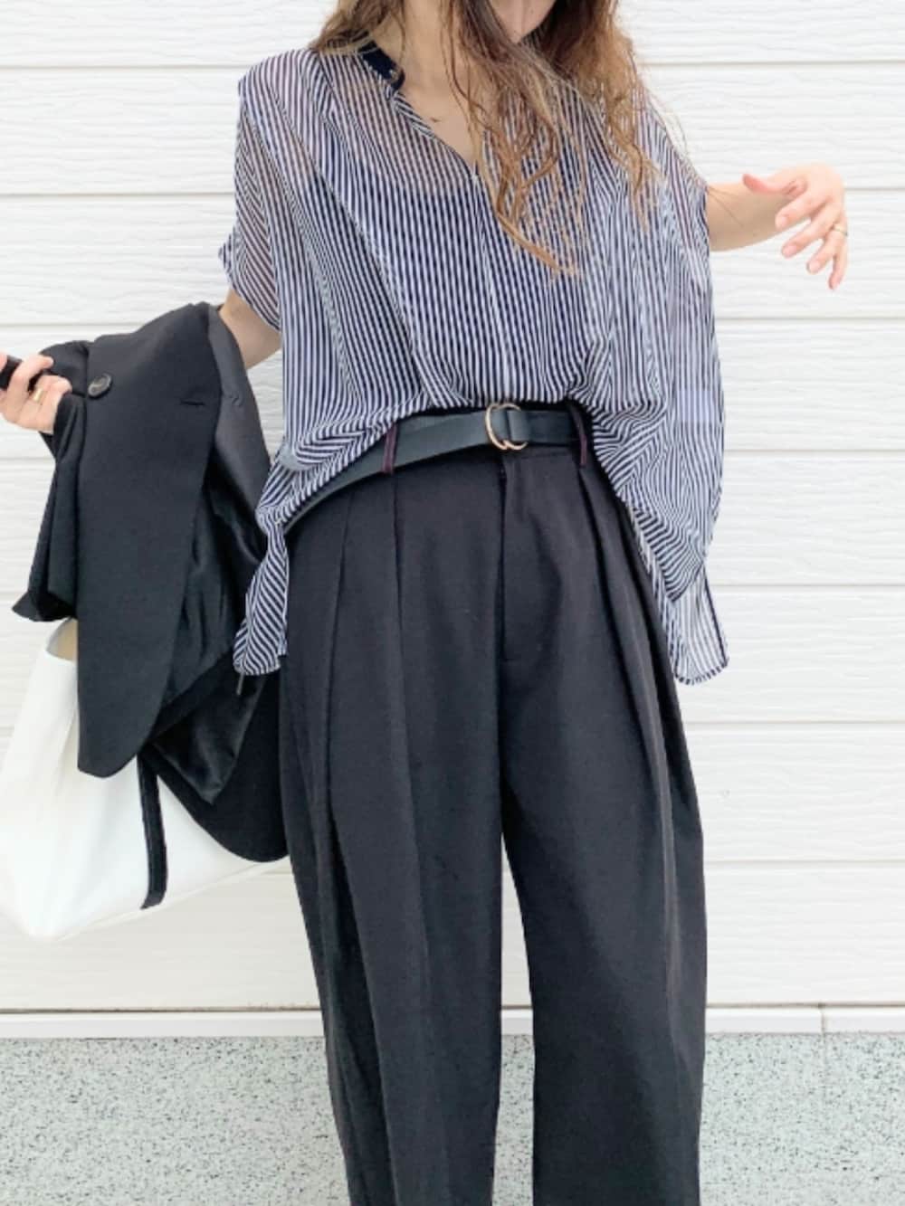 ブラック系のその他パンツ、ホワイト系のトートバッグ、ブルー系のシャツ/ブラウスを着用したレディースの春コーディネートの5枚目の写真