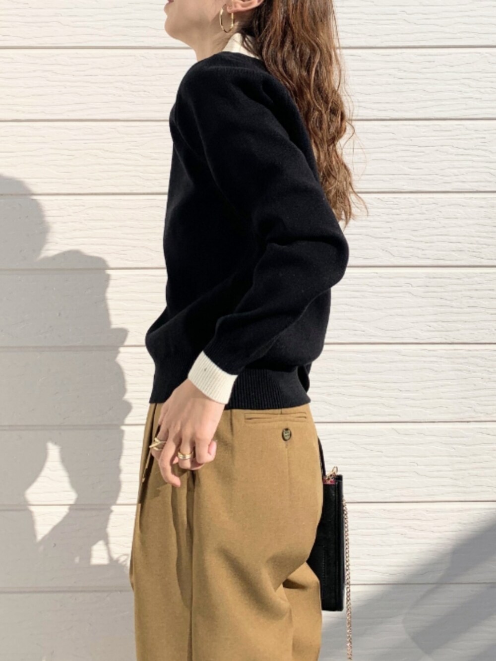 イエロー系のその他パンツ、ブラック系のローファー、ブラック系のショルダーバッグを着用したレディースの冬コーディネートの4枚目の写真