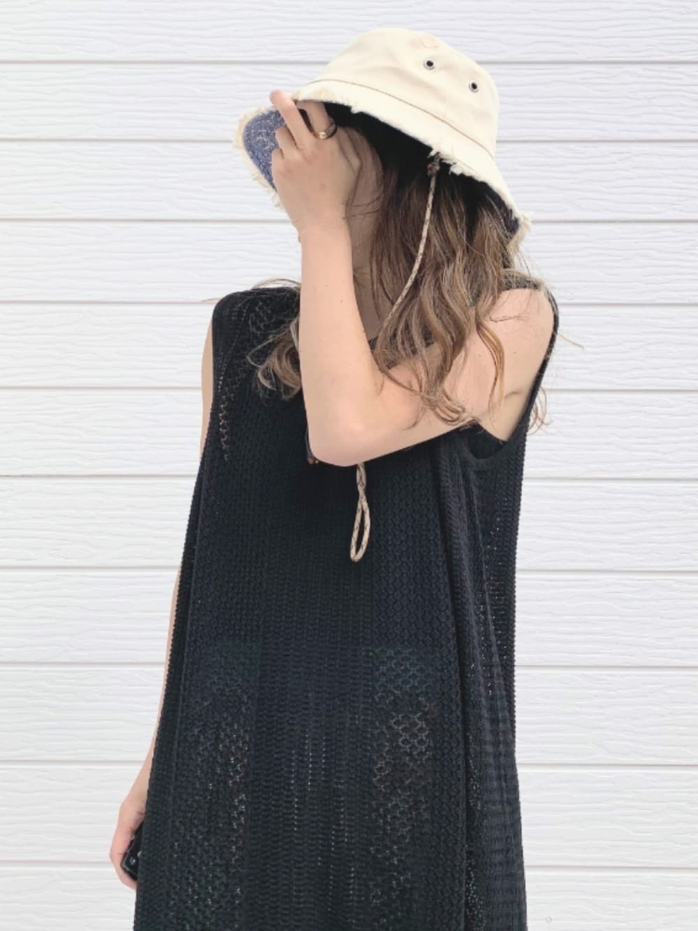 ブラウン系のその他パンツ、ブラック系のワンピース、ホワイト系のハットを着用したレディースの春コーディネートの5枚目の写真
