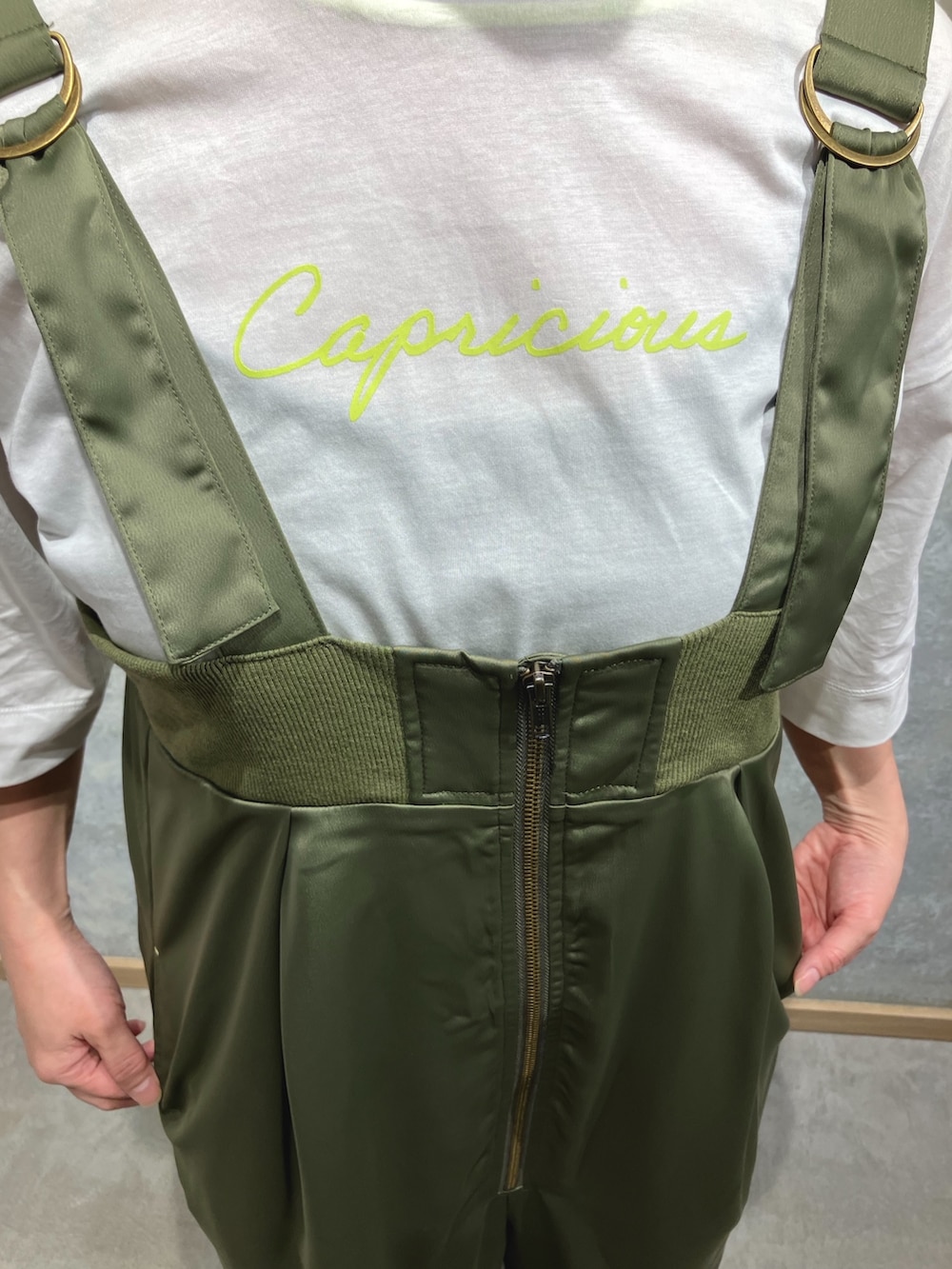 グリーン系のサロペット/オーバーオール、ホワイト系のTシャツ/カットソーを着用したレディースの夏コーディネートの3枚目の写真