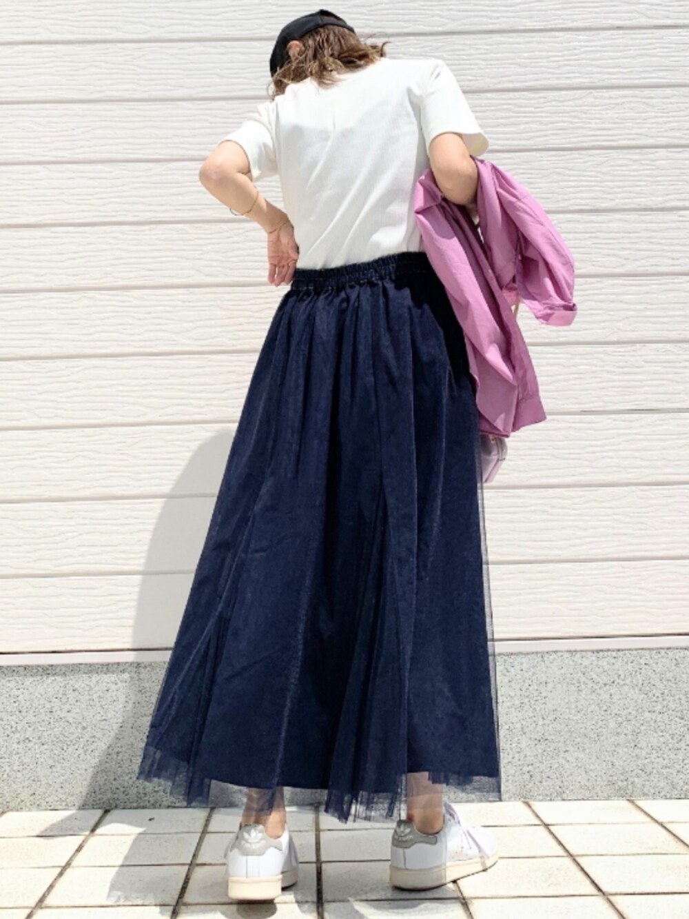 パープル系のシャツ/ブラウス、ホワイト系のスニーカー、パープル系のショルダーバッグを着用したレディースの春コーディネートの4枚目の写真