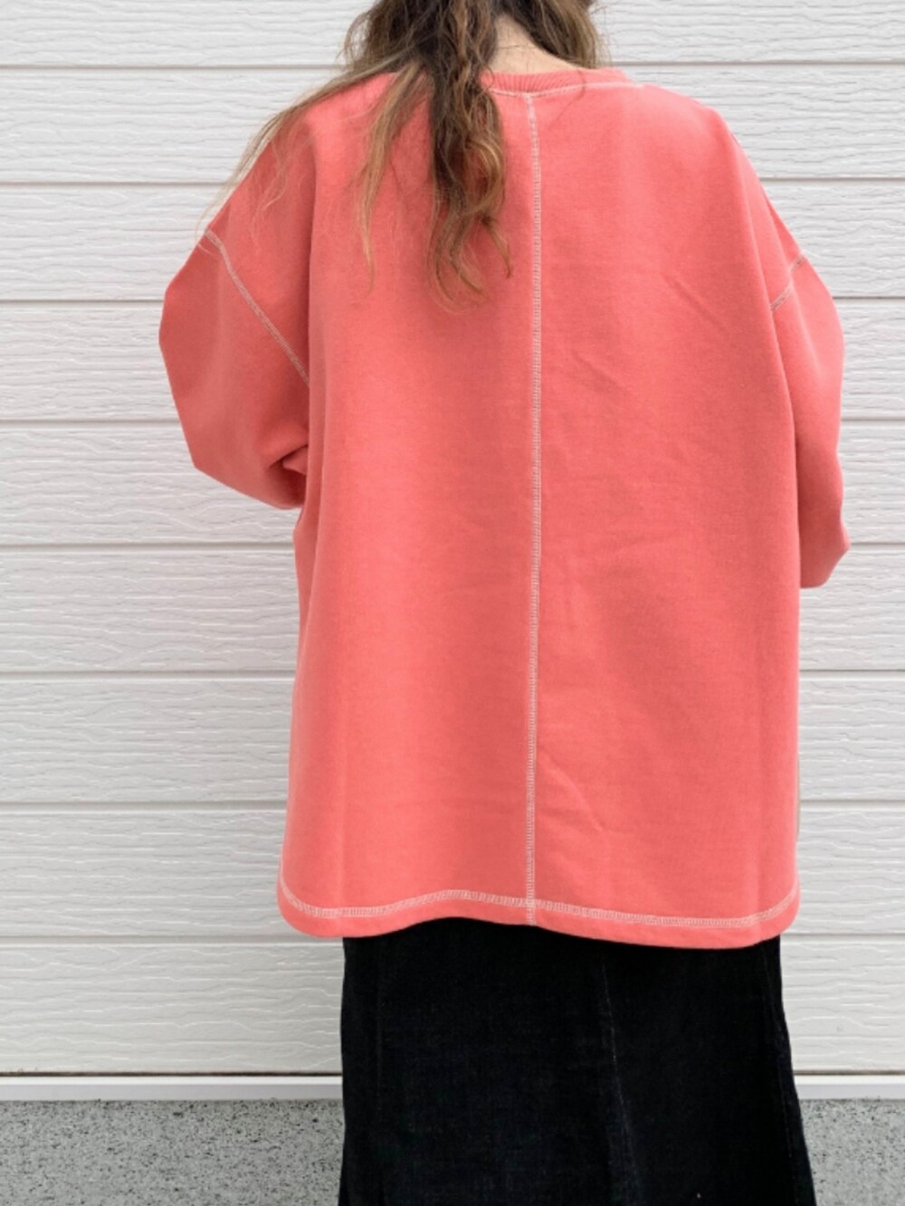 ブラック系のデニムスカート、ホワイト系のスニーカー、ベージュ系のトートバッグを着用したレディースの秋コーディネートの4枚目の写真