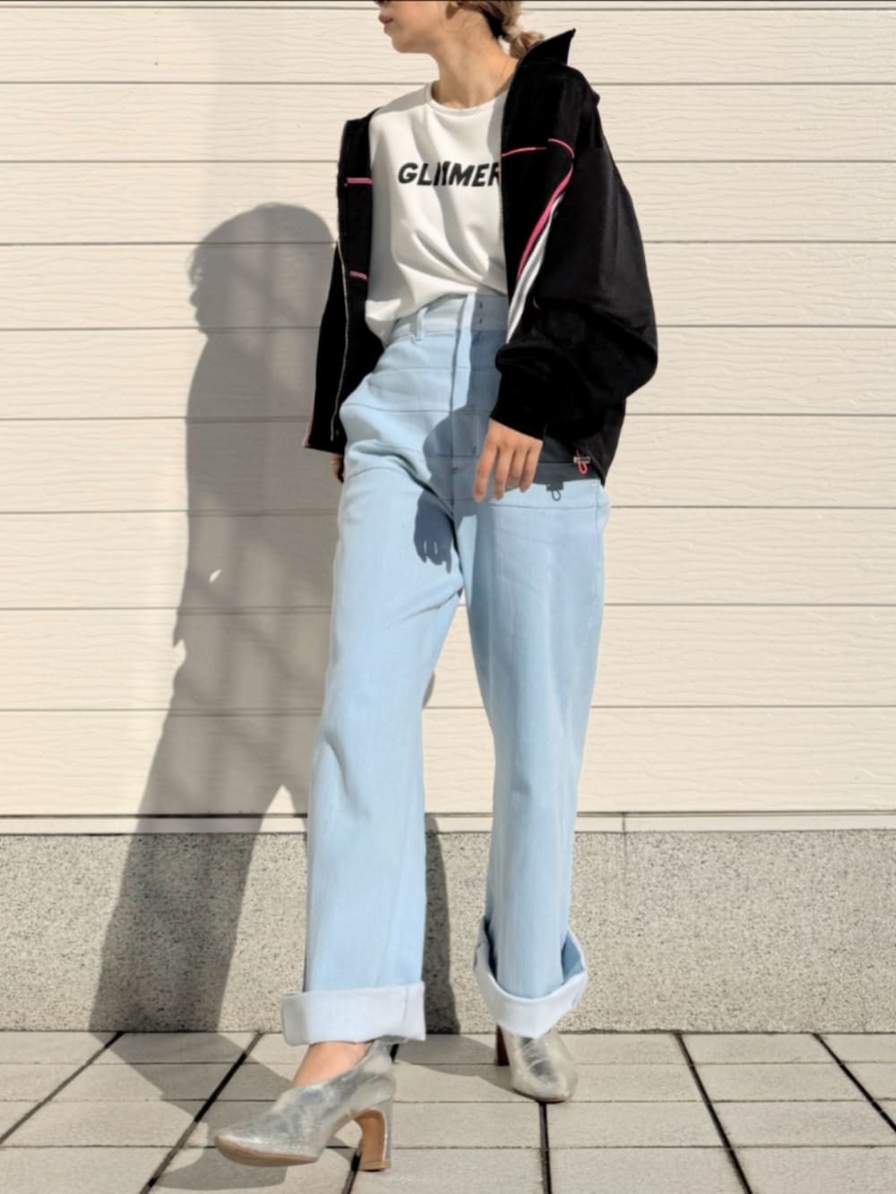 ブルー系のデニムパンツ、ブラック系のその他アウター、ホワイト系のTシャツ/カットソーを着用したレディースの春コーディネートの3枚目の写真