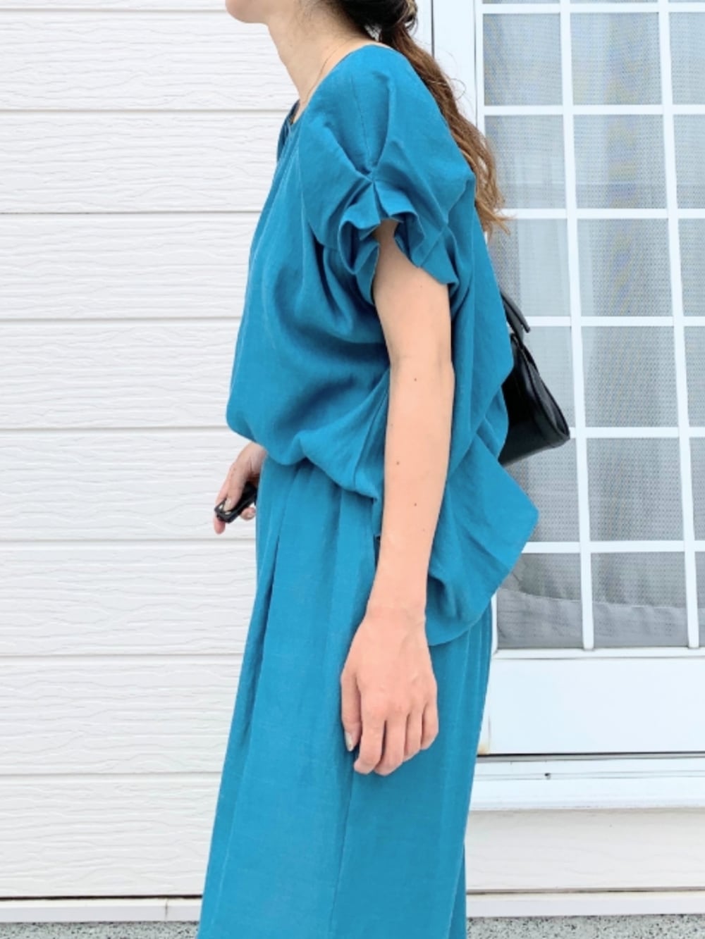 ブラック系のボディバッグ/ウエストポーチ、ブルー系のシャツ/ブラウス、ブルー系のその他パンツを着用したレディースの夏コーディネートの5枚目の写真