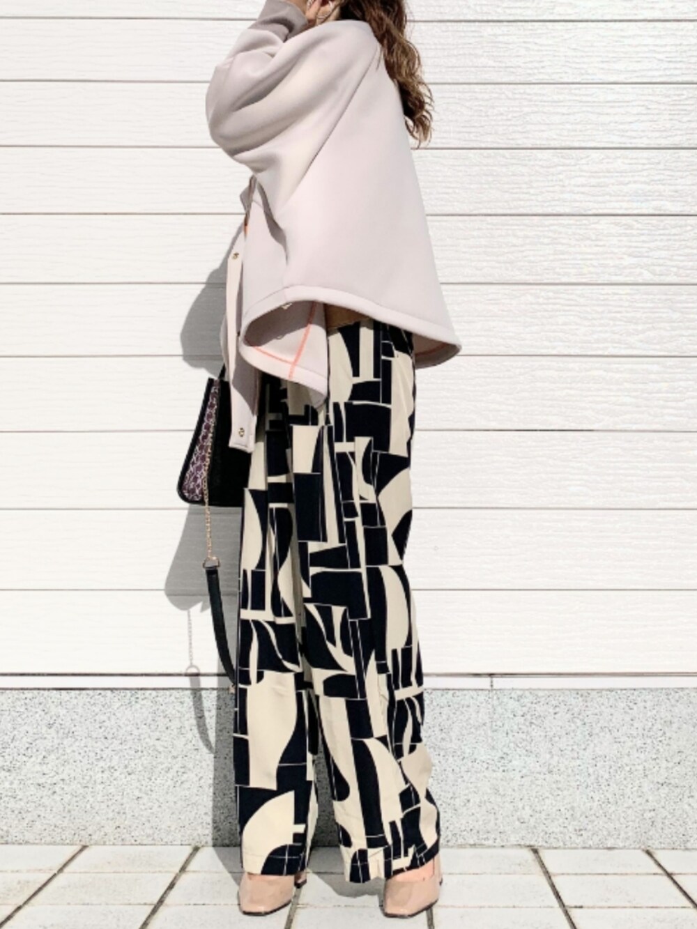 ブラウン系のショルダーバッグ、ベージュ系のその他パンツ、イエロー系のニット/セーターを着用したレディースの秋コーディネートの2枚目の写真