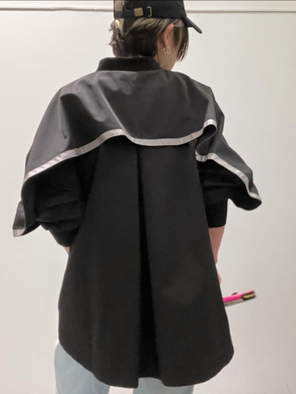 ブルー系のデニムパンツ、ブラック系のブルゾン、ブラック系のキャップを着用したレディースの春コーディネートの3枚目の写真