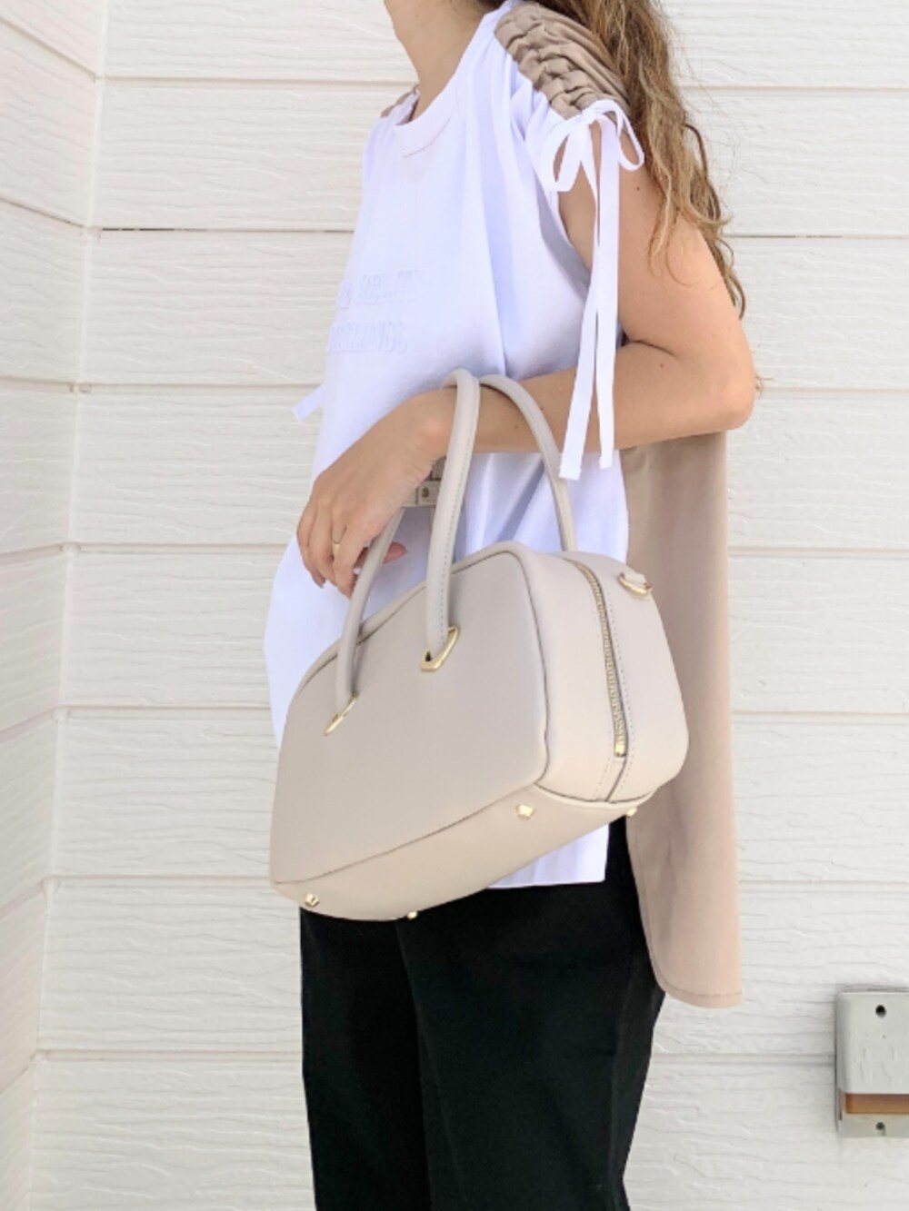 ブラック系のその他パンツ、イエロー系のサンダル、ホワイト系のボストンバッグを着用したレディースの夏コーディネートの4枚目の写真