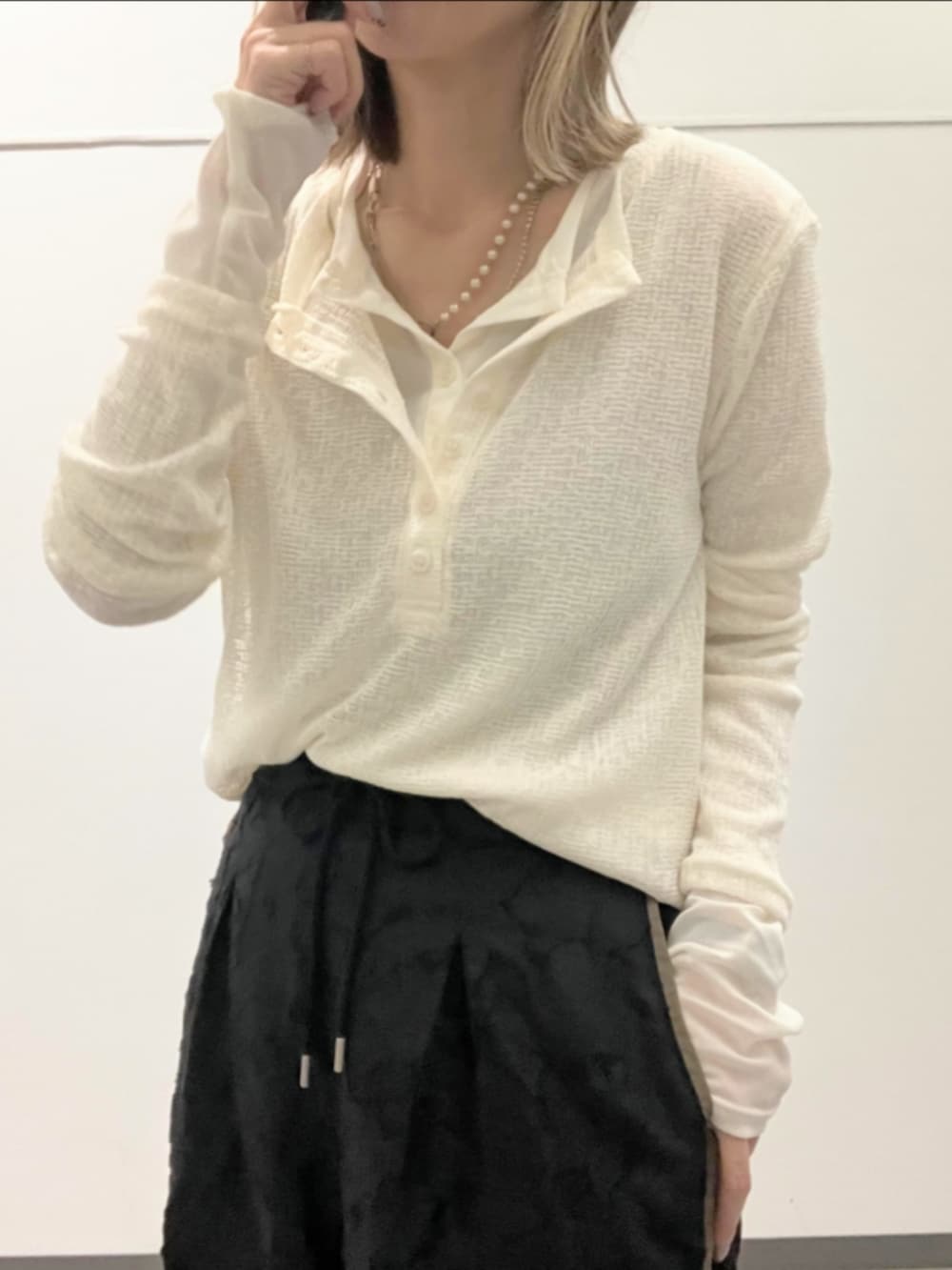 ブルー系のトートバッグ、ブラック系のその他パンツ、ホワイト系のTシャツ/カットソーを着用したレディースの春コーディネートの4枚目の写真