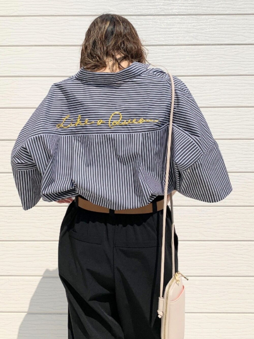 ブラック系のその他パンツ、ブラック系のシャツ/ブラウス、ブラウン系のサンダルを着用したレディースの春コーディネートの4枚目の写真