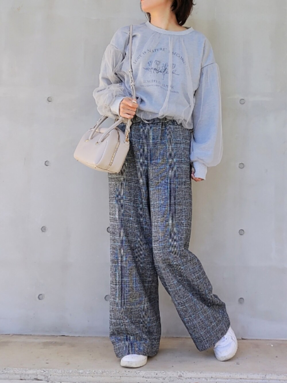 「チュール、レイヤード、プリントスウェット、チェックパンツ、ワイドパンツ、スニーカーコーデ、ボストンバッグ、秋冬コーデ、グレーコーデ」｜「Qのチュールドッキングスウェット（スウェット、グレー系）」を使った、Q♥Officialさん（レディース・160cm）の秋コーディネートの2枚目の写真