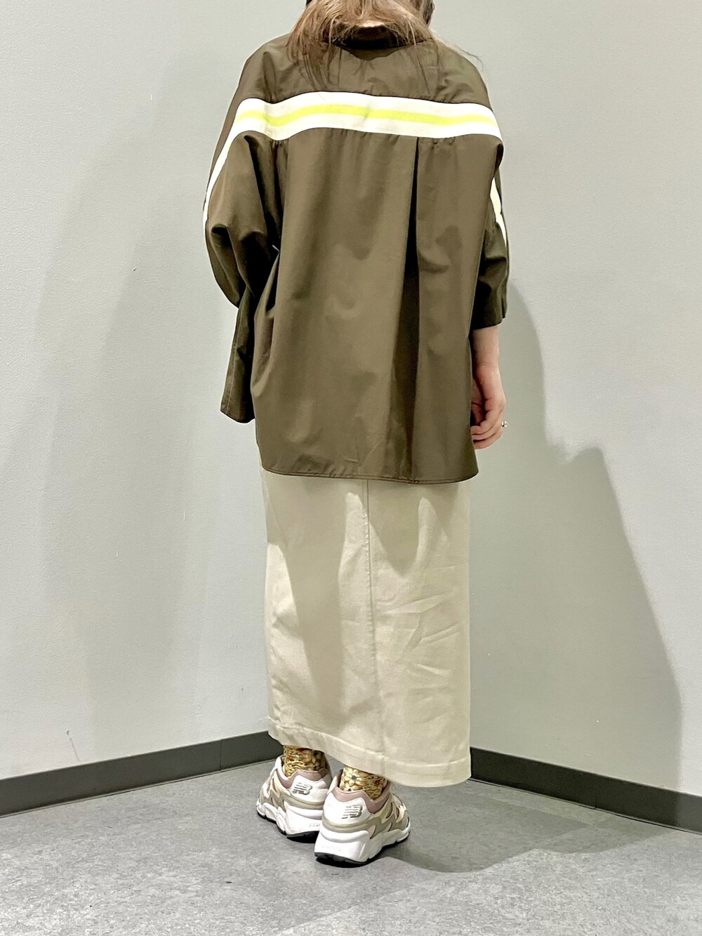 ホワイト系のショルダーバッグ、グリーン系のシャツ/ブラウス、ベージュ系のスカートを着用したレディースの春コーディネートの3枚目の写真