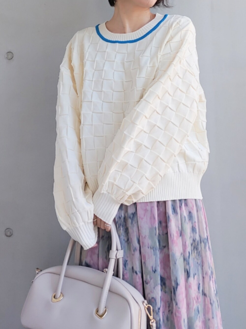 ホワイト系のボストンバッグ、ブルー系のスカート、ホワイト系のスニーカーを着用したレディースの冬コーディネートの3枚目の写真