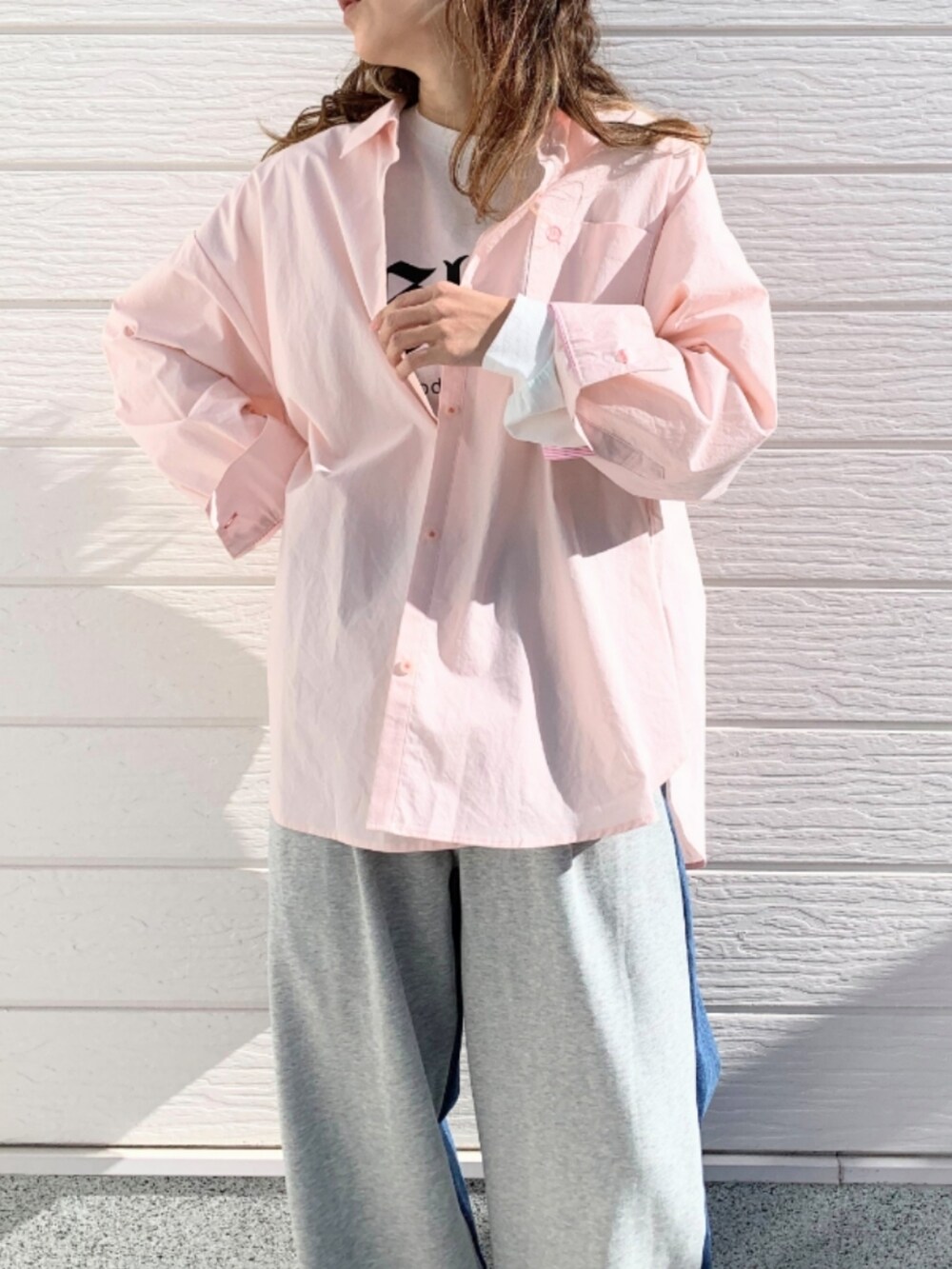 グレー系のデニムパンツ、ホワイト系のTシャツ/カットソー、ピンク系のシャツ/ブラウスを着用したレディースの冬コーディネートの3枚目の写真