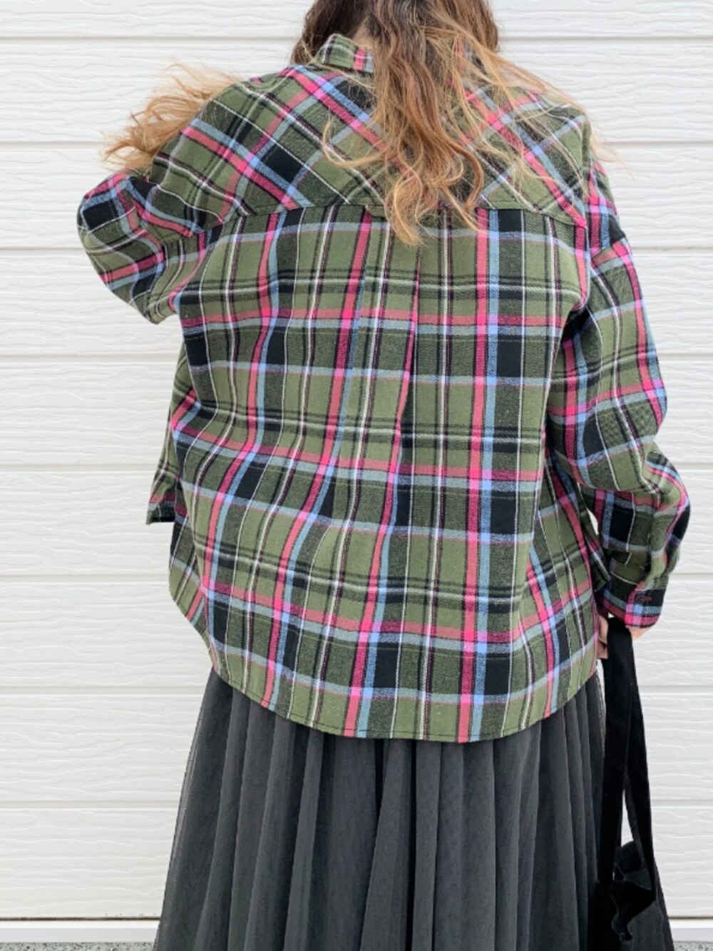 ブラック系のスカート、ホワイト系のスニーカー、ホワイト系のTシャツ/カットソーを着用したレディースの秋コーディネートの4枚目の写真