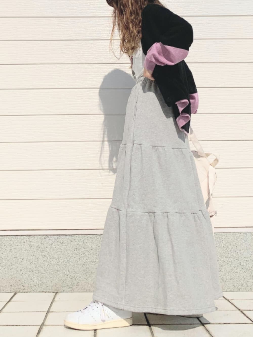 ホワイト系のTシャツ/カットソー、ホワイト系のスニーカー、ホワイト系のバックパック/リュックを着用したレディースの夏コーディネートの2枚目の写真