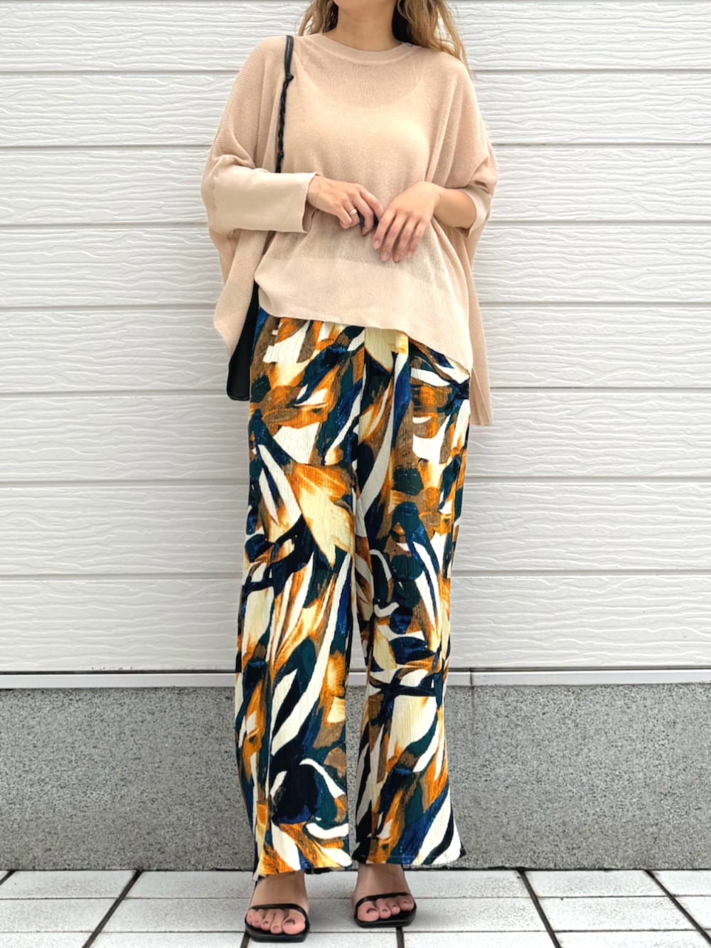 ブルー系のその他パンツ、ベージュ系のニット/セーターを着用したレディースの夏コーディネートの2枚目の写真