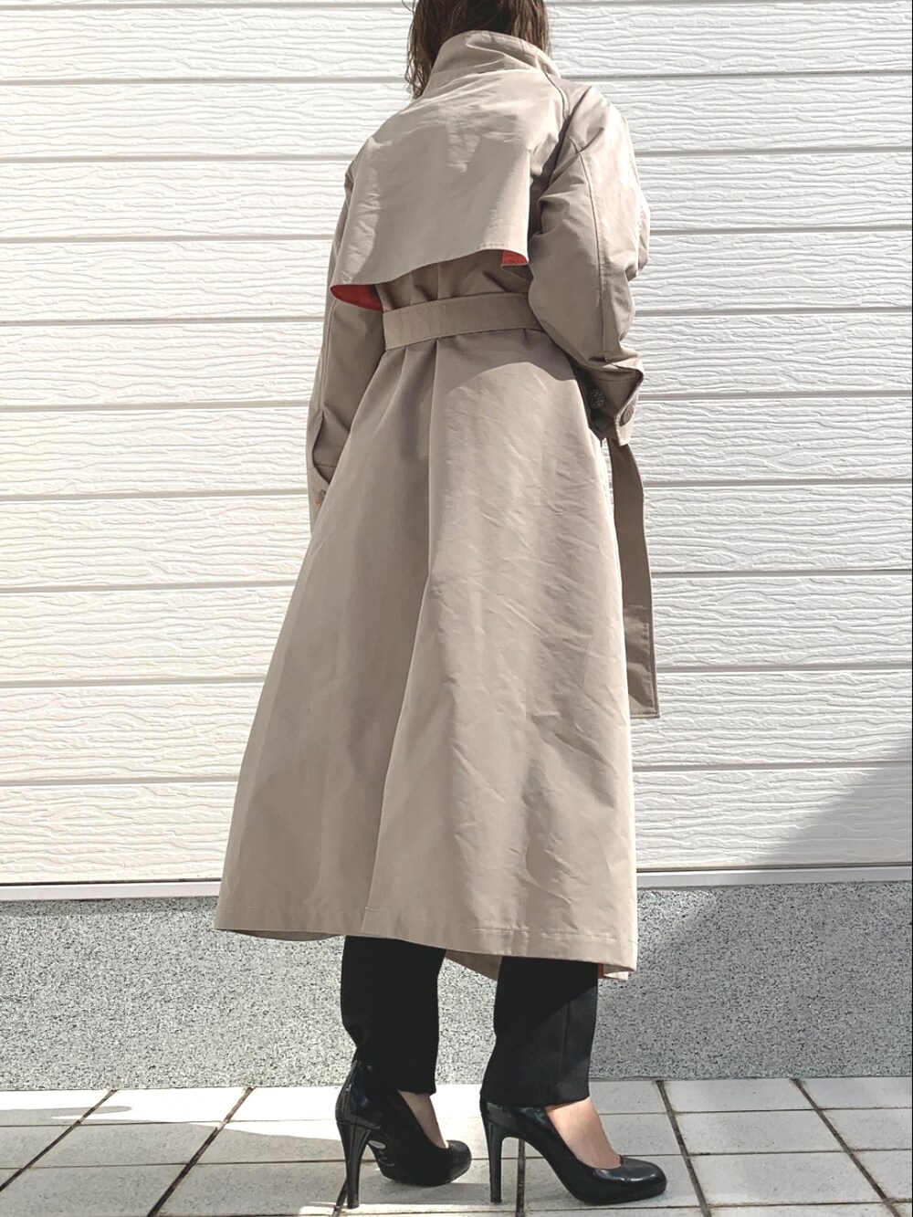 ブラック系のショルダーバッグ、ホワイト系のニット/セーター、ブラック系のその他パンツを着用したレディースの冬コーディネートの3枚目の写真