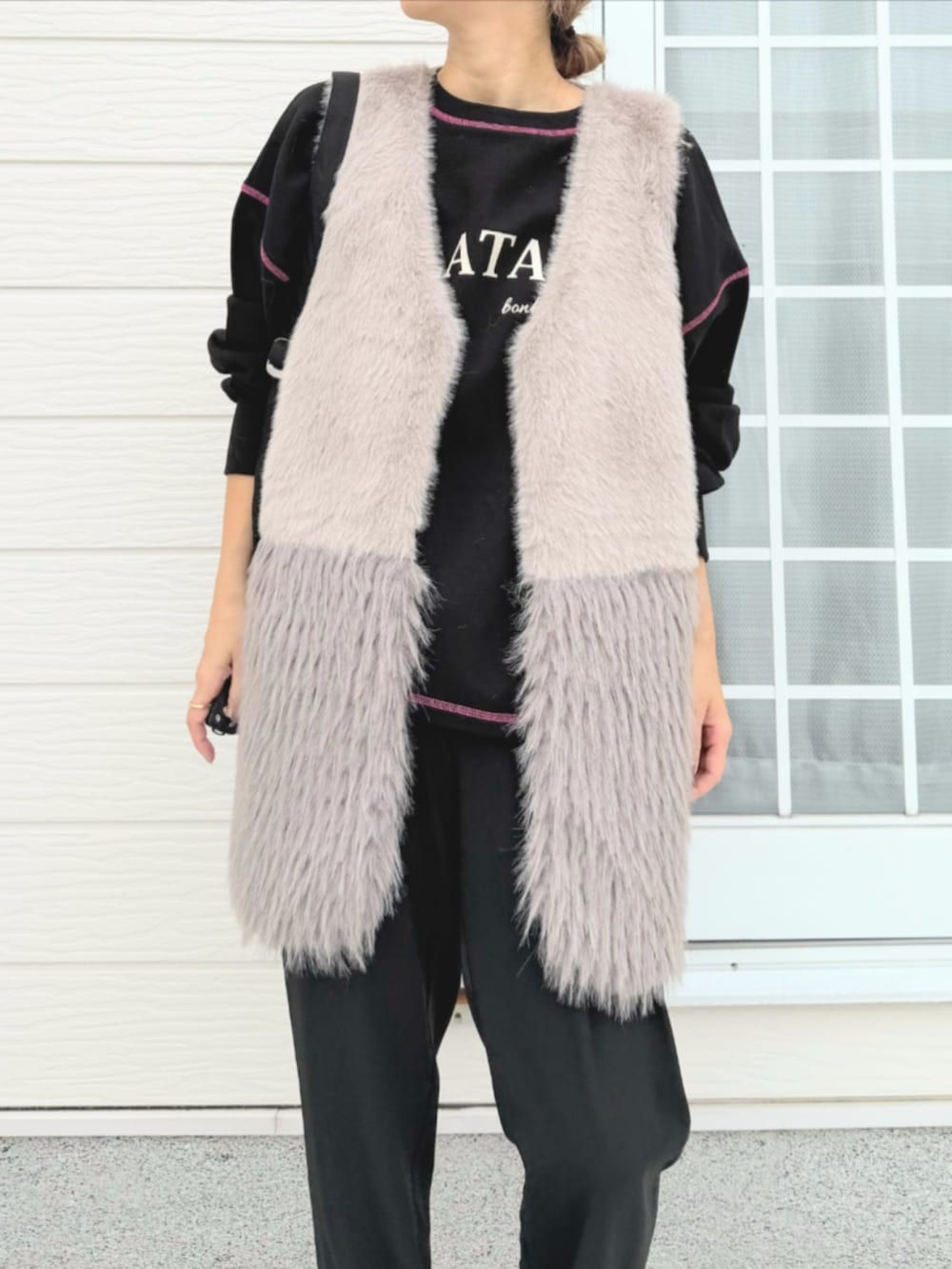 ブラック系のスウェット、ブラック系のその他パンツ、グレー系のベストを着用したレディースの秋コーディネートの4枚目の写真