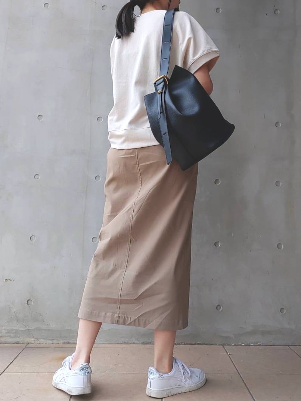 ベージュ系のスウェット、ホワイト系のスニーカー、ベージュ系のスカートを着用したレディースの春コーディネートの2枚目の写真