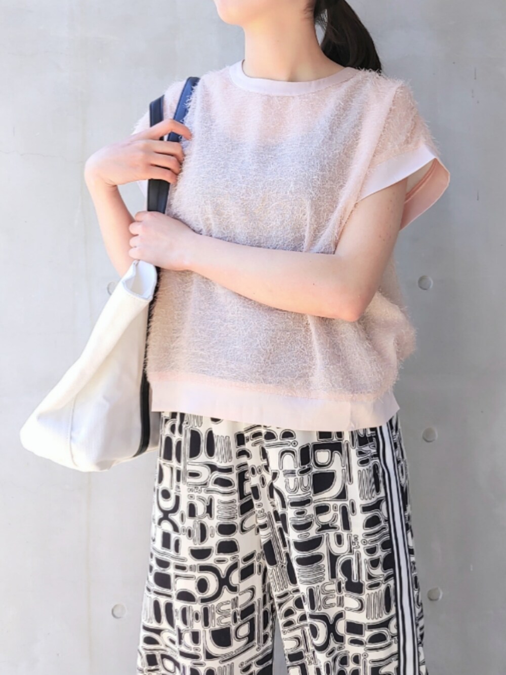 グレー系のサンダル、ホワイト系のトートバッグ、ピンク系のTシャツ/カットソーを着用したレディースの春コーディネートの3枚目の写真