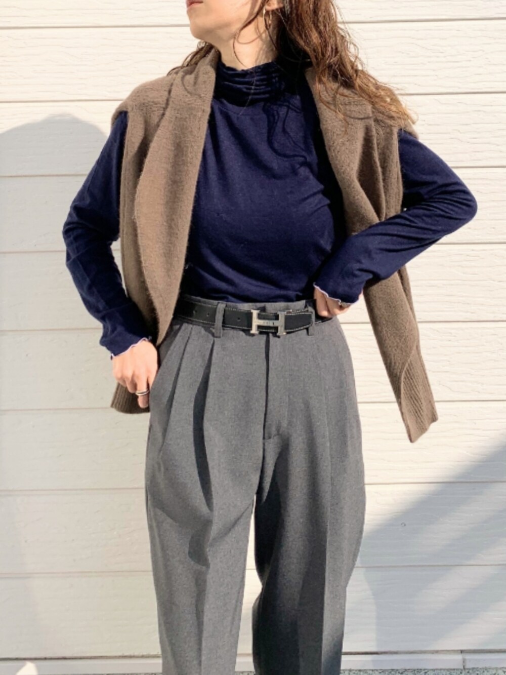 グレー系のその他パンツ、ブラック系のローファー、ブラウン系のニット/セーターを着用したレディースの冬コーディネートの3枚目の写真