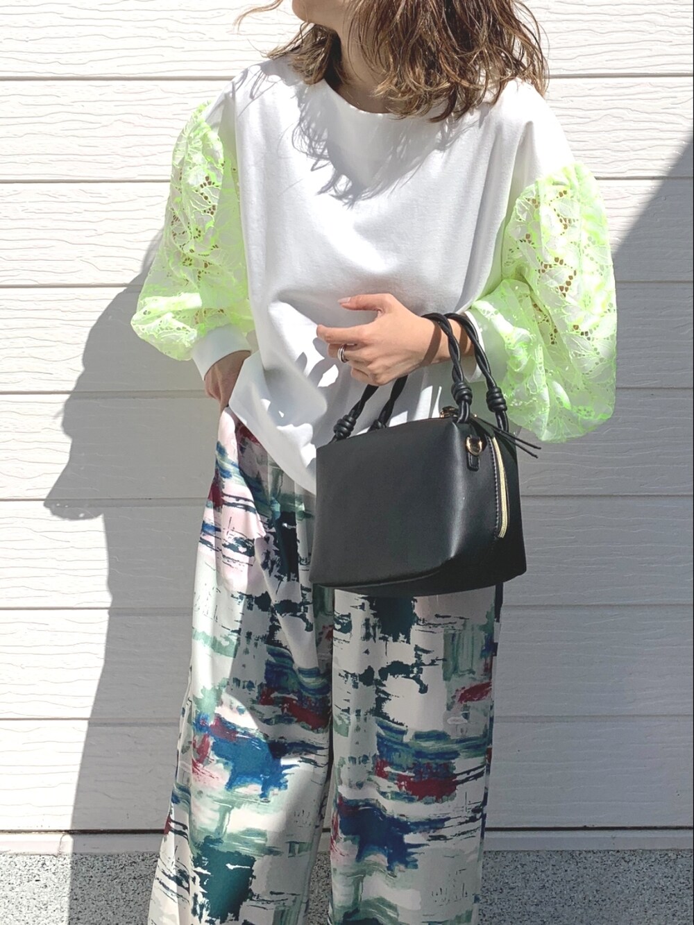 グリーン系のその他パンツ、ブラック系のサンダル、ホワイト系のTシャツ/カットソーを着用したレディースの春コーディネートの3枚目の写真