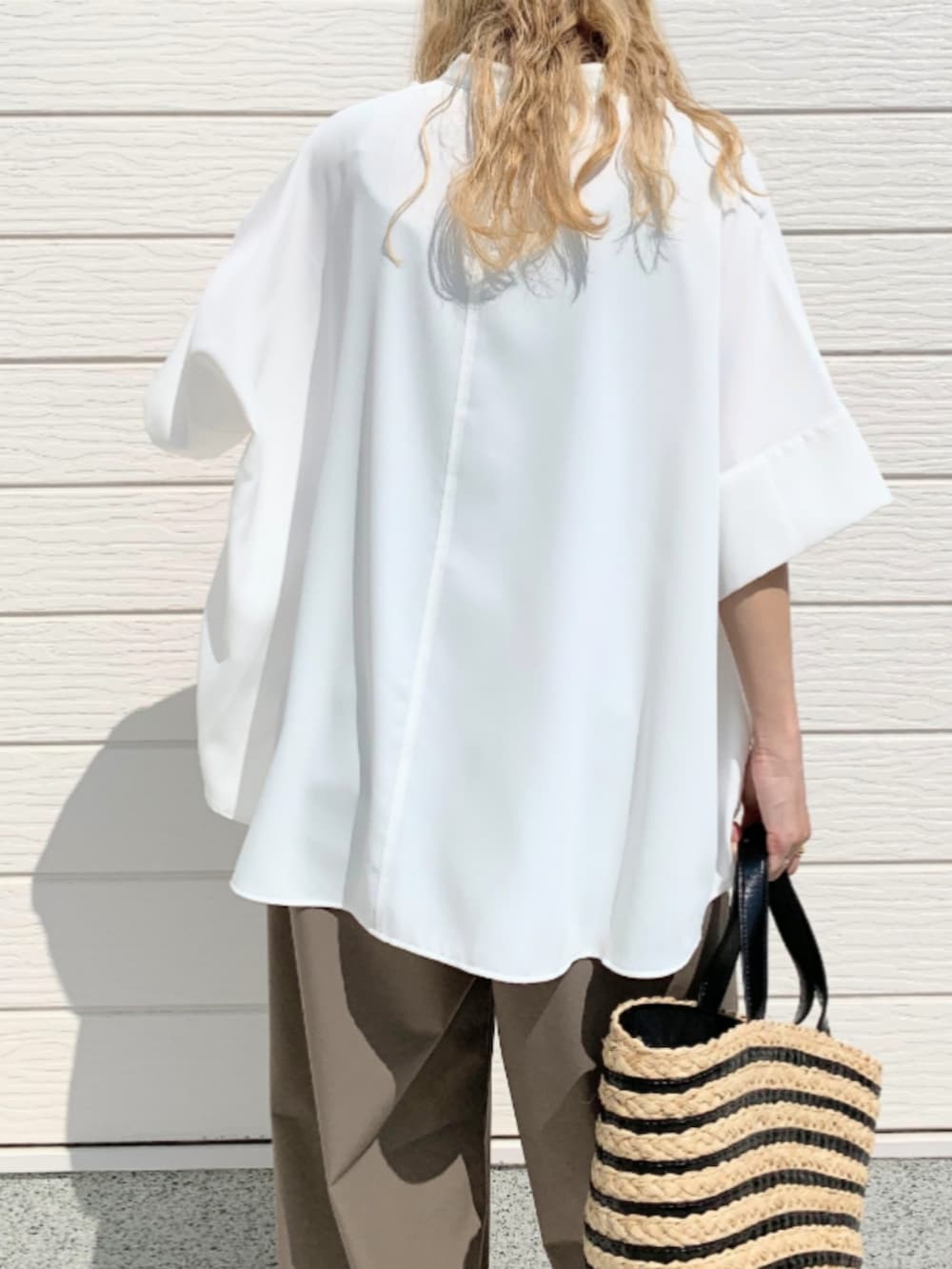 ブラック系のかごバッグ、グレー系のその他パンツ、ホワイト系のシャツ/ブラウスを着用したレディースの春コーディネートの4枚目の写真