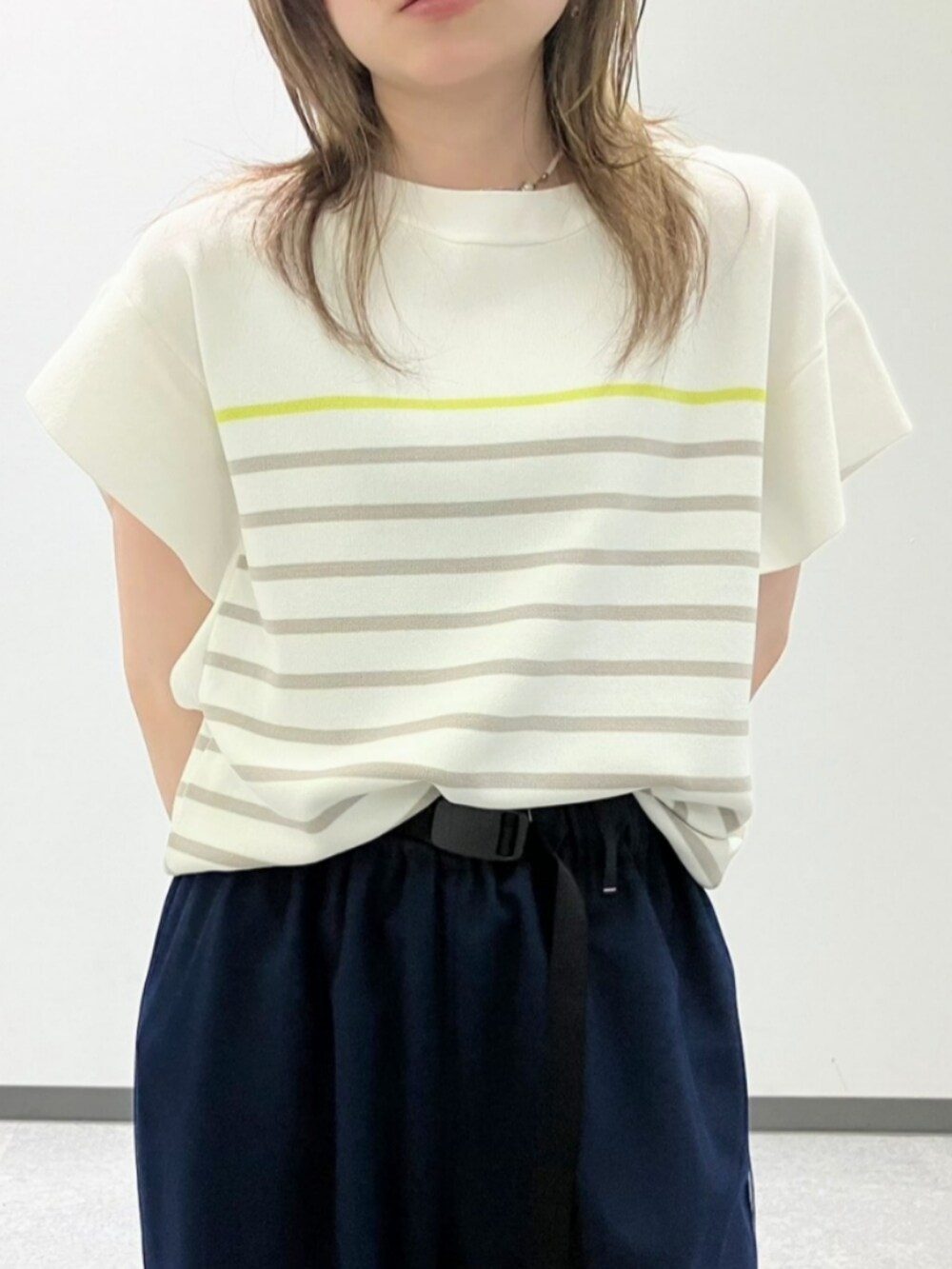 ブルー系のその他パンツ、ホワイト系のニット/セーター、シルバー系のかごバッグを着用したレディースの春コーディネートの5枚目の写真