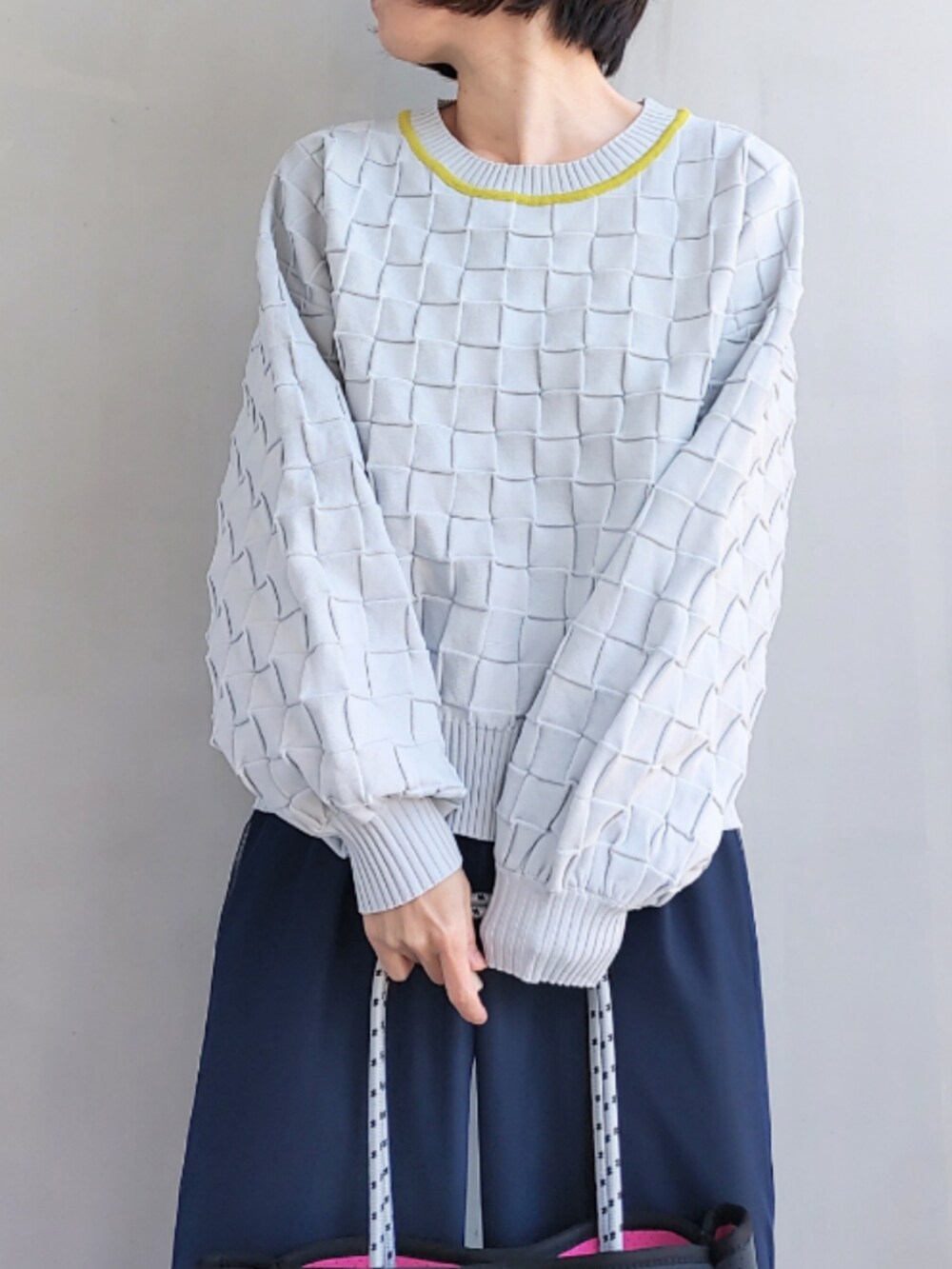 ブルー系のその他パンツ、ブルー系のトートバッグ、グレー系のニット/セーターを着用したレディースの冬コーディネートの3枚目の写真