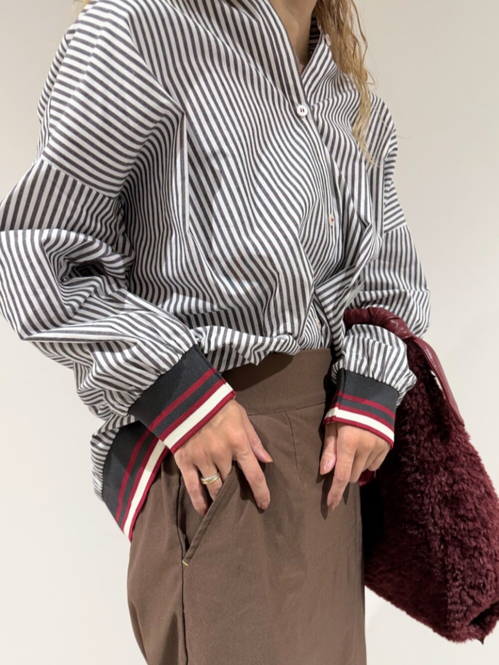 ブラック系のサンダル、ブラウン系のスカート、ブラック系のシャツ/ブラウスを着用したレディースの秋コーディネートの4枚目の写真