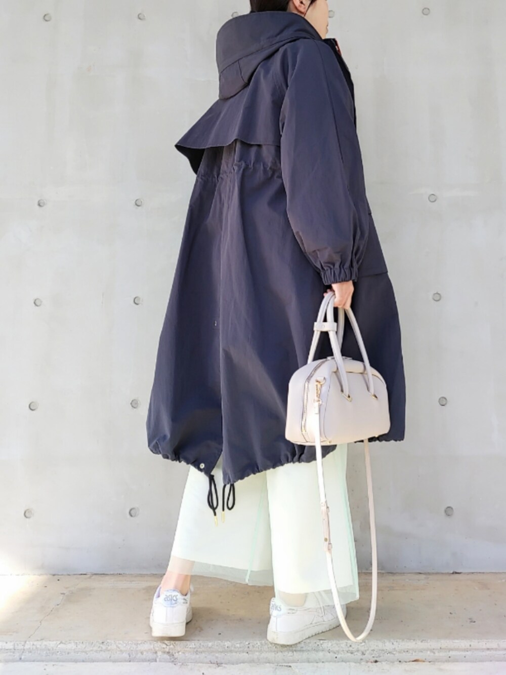 ベージュ系のその他パンツ、ホワイト系のスニーカー、ホワイト系のボストンバッグを着用したレディースの冬コーディネートの2枚目の写真