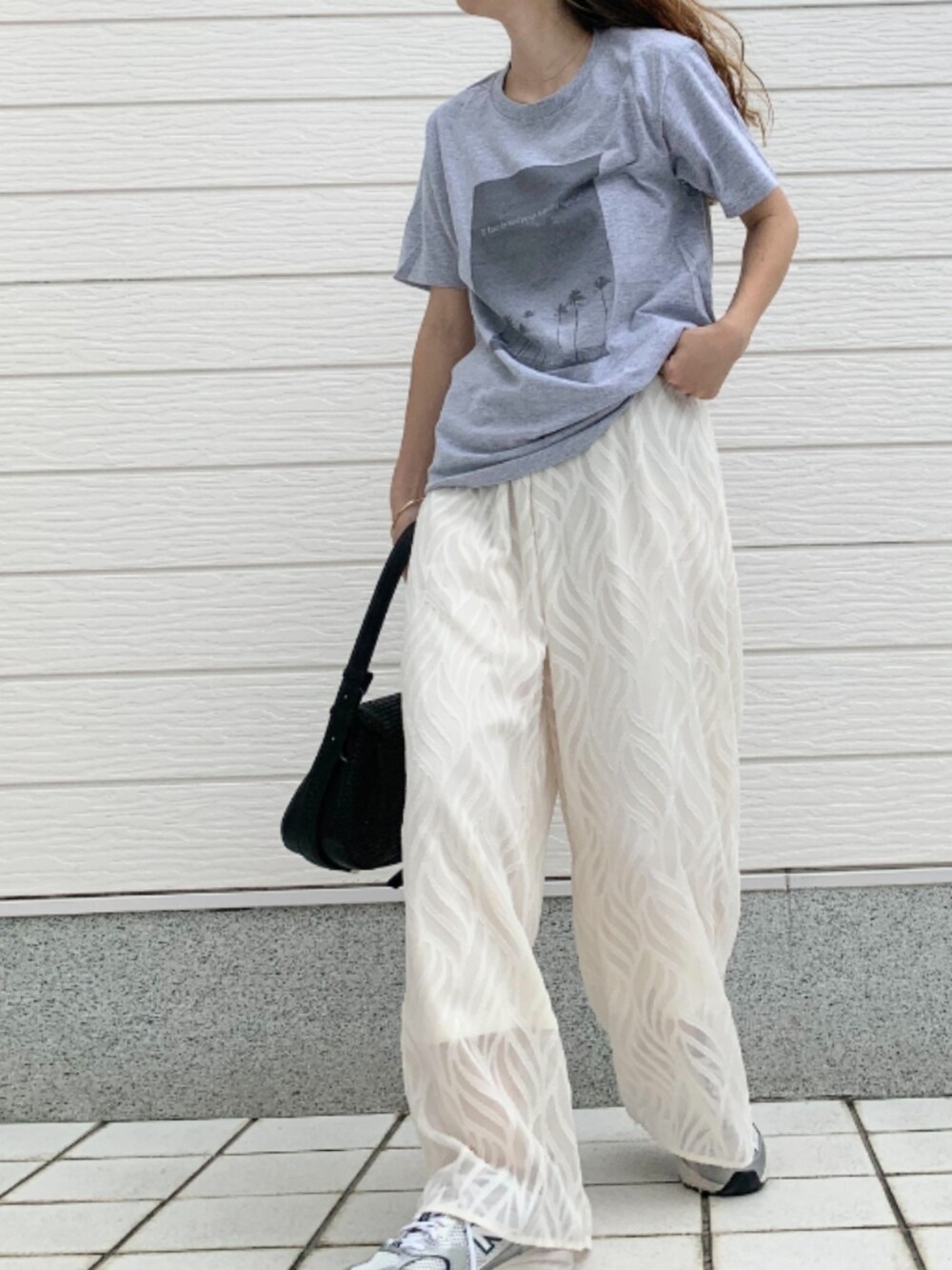ブラック系のショルダーバッグ、ホワイト系のその他パンツ、シルバー系のスニーカーを着用したレディースの春コーディネートの2枚目の写真