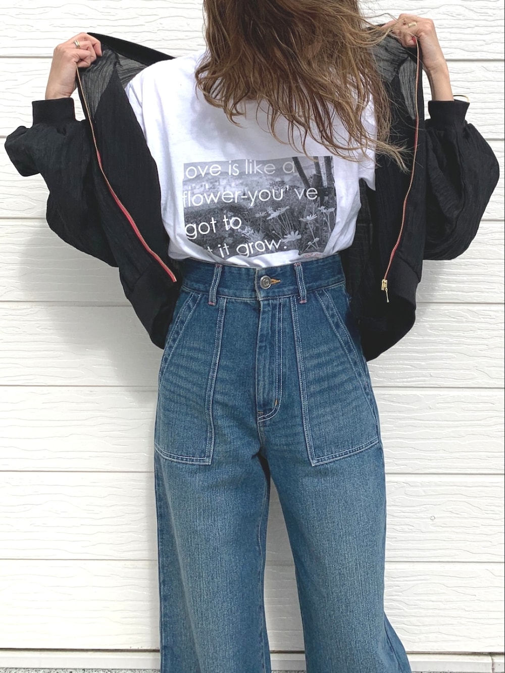 ブラック系のサンダル、ブルー系のデニムパンツ、ホワイト系のTシャツ/カットソーを着用したレディースの春コーディネートの3枚目の写真