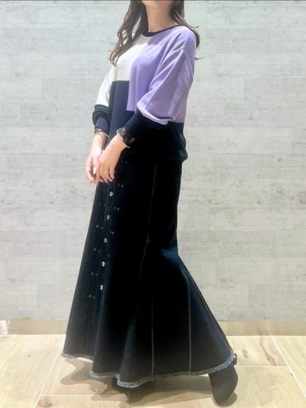 ブルー系のデニムスカート、ブルー系のニット/セーターを着用したレディースの冬コーディネートの3枚目の写真