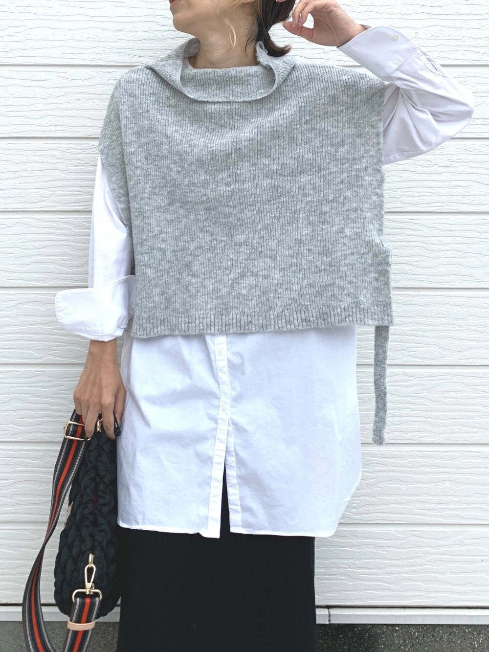 ブラック系のローファー、ブラック系のショルダーバッグ、ブラック系のベストを着用したレディースの秋コーディネートの3枚目の写真