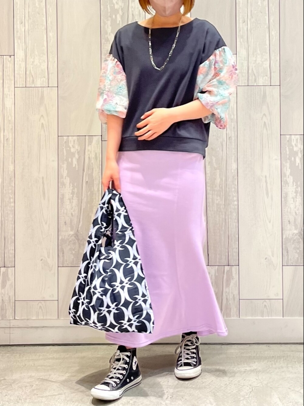 ブラック系のエコバッグ/サブバッグ、ブラック系のスニーカー、パープル系のスカートを着用したレディースの冬コーディネートの2枚目の写真