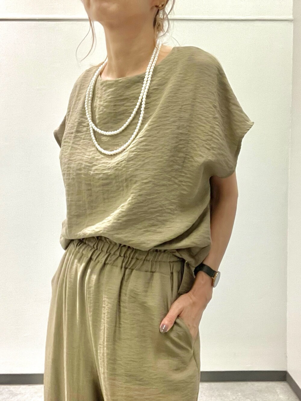 ベージュ系のトートバッグ、グリーン系のシャツ/ブラウス、グリーン系のその他パンツを着用したレディースの夏コーディネートの2枚目の写真