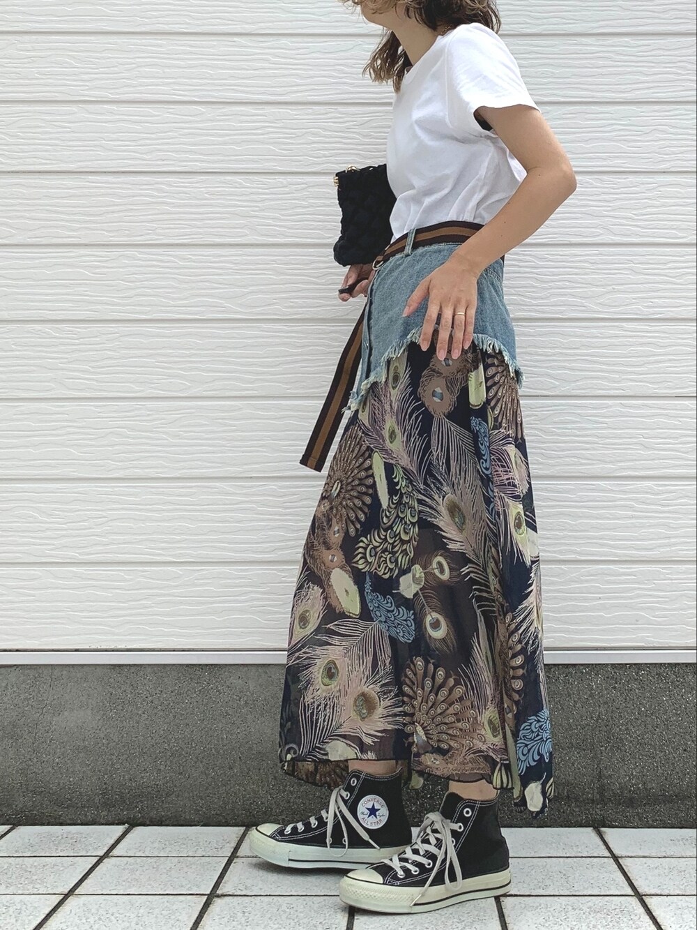 ホワイト系のTシャツ/カットソー、ブラック系のスニーカー、ブラック系のショルダーバッグを着用したレディースの夏コーディネートの2枚目の写真