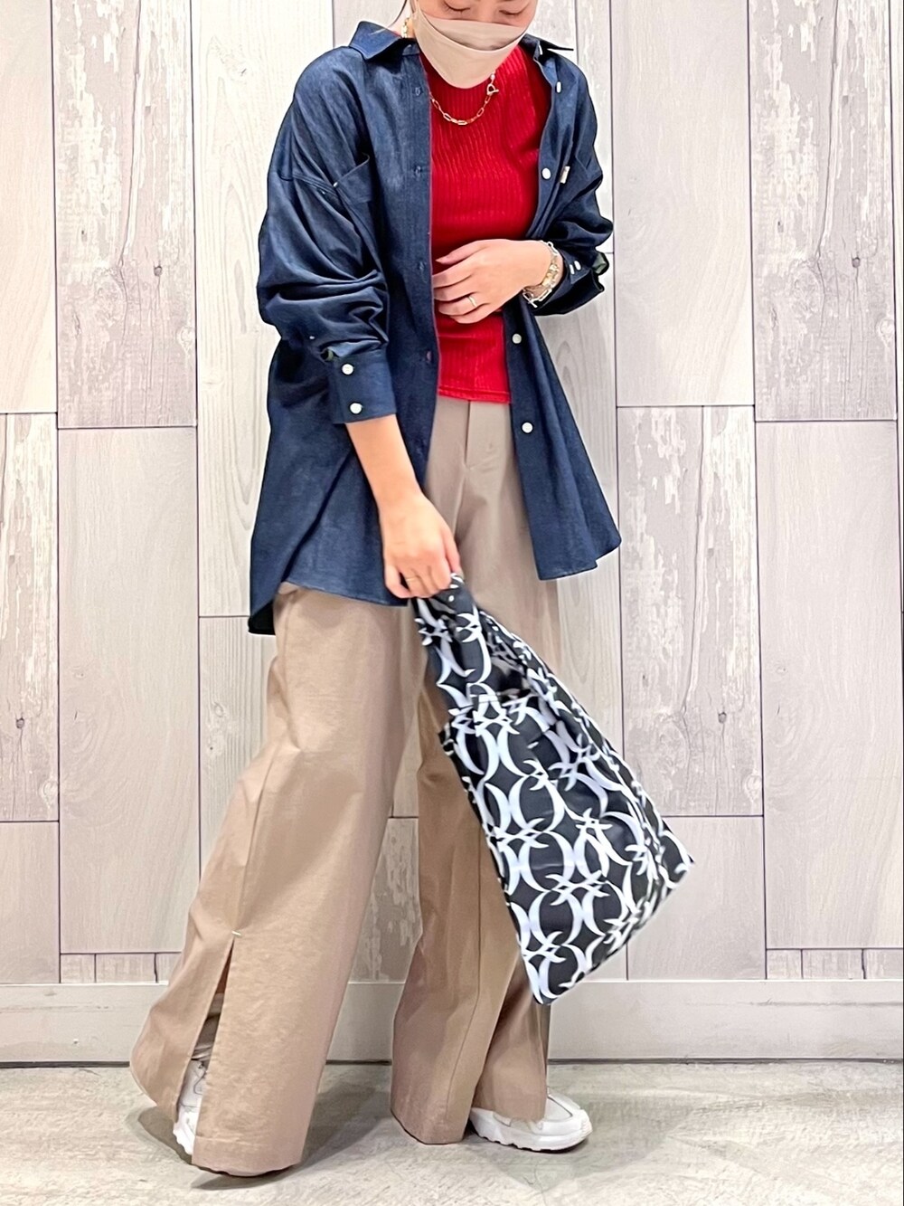 ブラック系のエコバッグ/サブバッグ、ベージュ系のその他パンツ、レッド系のTシャツ/カットソーを着用したレディースの秋コーディネートの2枚目の写真