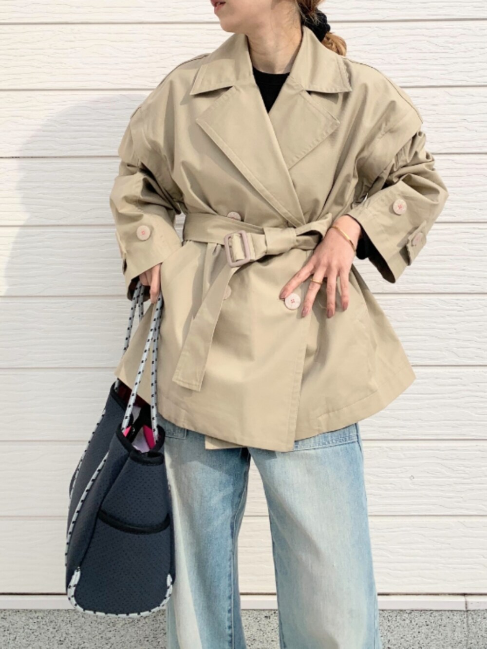 ブルー系のデニムパンツ、ブルー系のトートバッグ、ブラック系のTシャツ/カットソーを着用したレディースの冬コーディネートの4枚目の写真