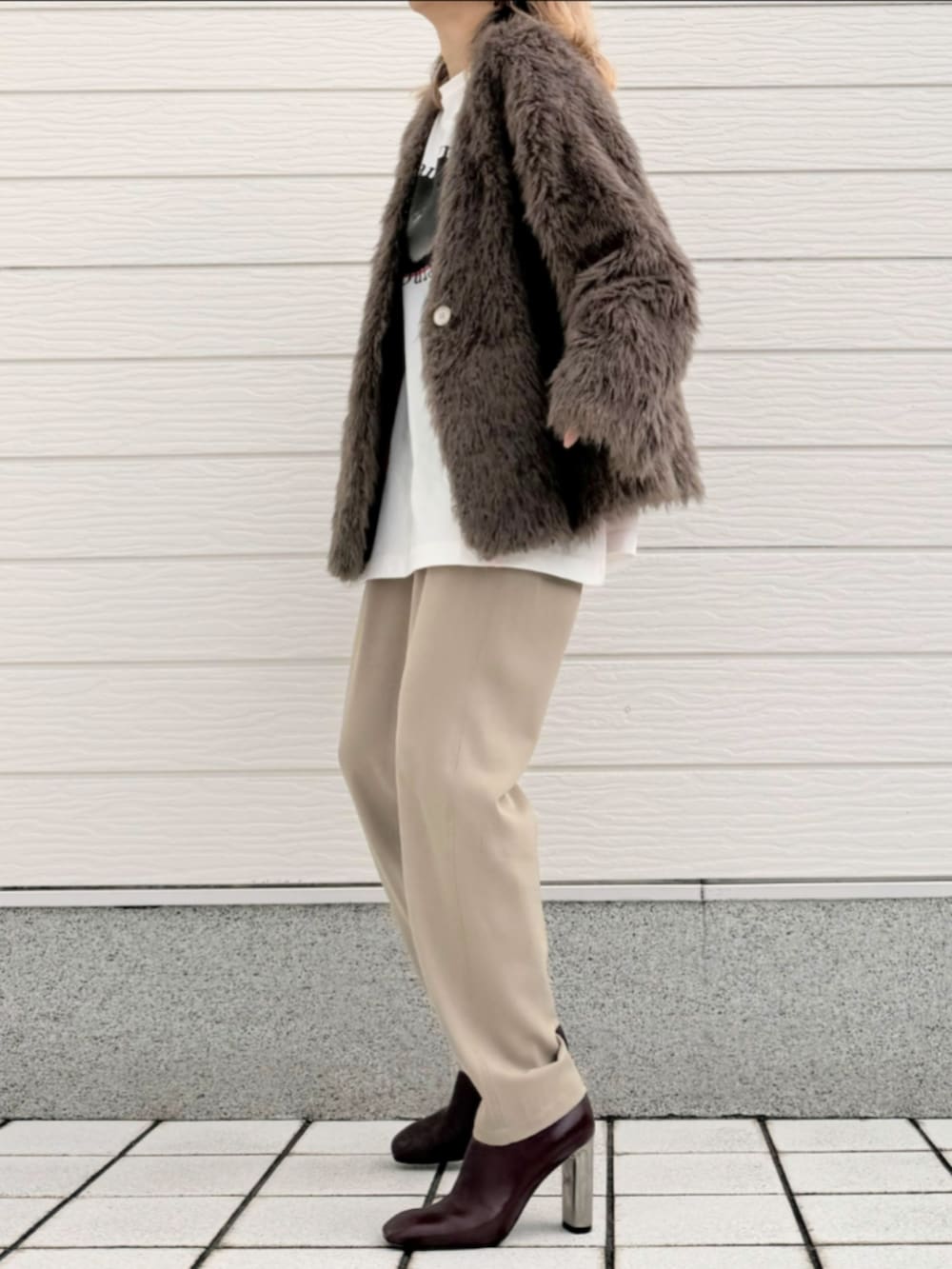 ベージュ系のその他パンツ、ブラウン系のブーツ、グリーン系のノーカラーコートを着用したレディースの秋コーディネートの2枚目の写真