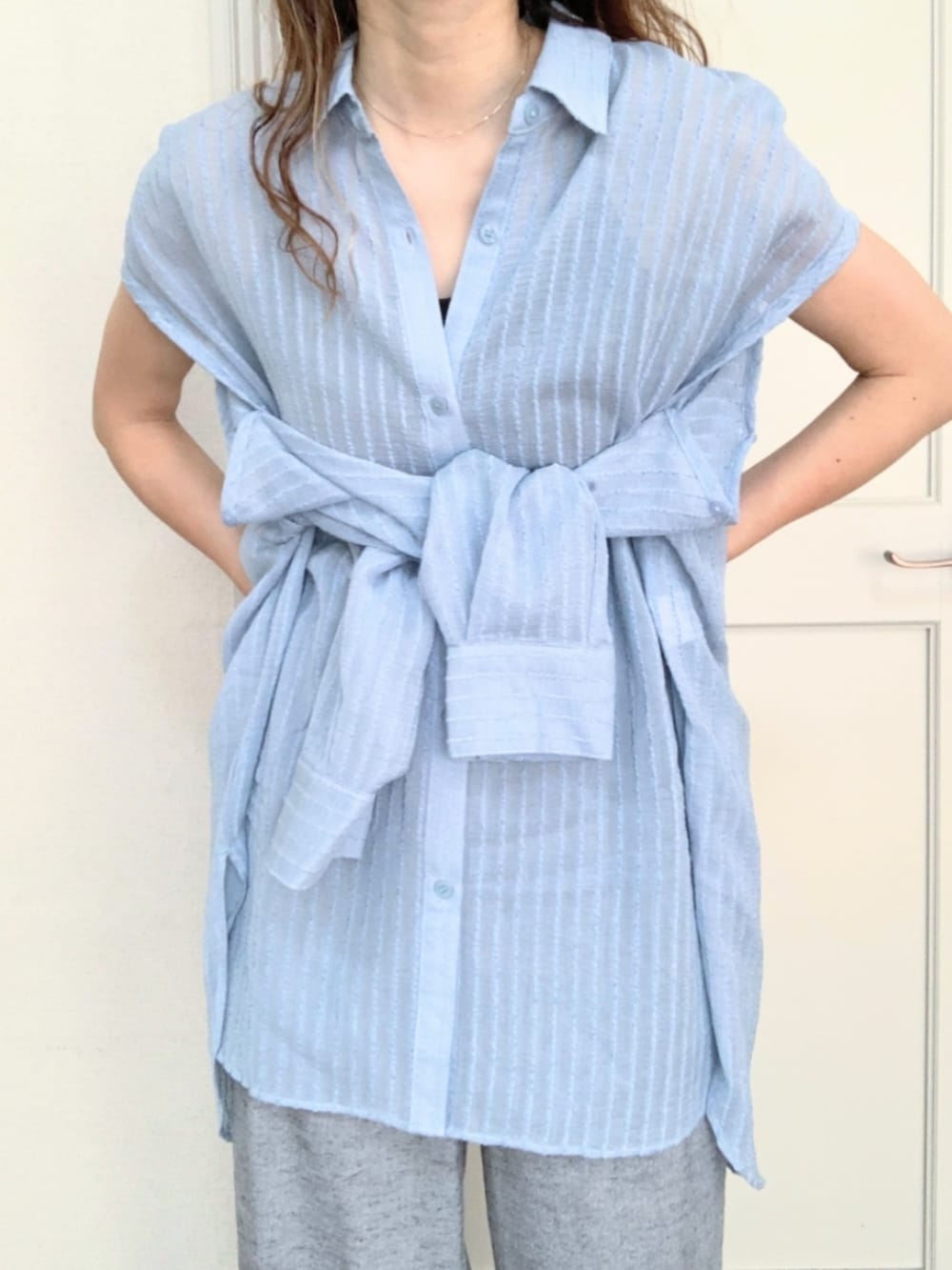 ブラック系のショルダーバッグ、グレー系のその他パンツ、ホワイト系のTシャツ/カットソーを着用したレディースの夏コーディネートの4枚目の写真