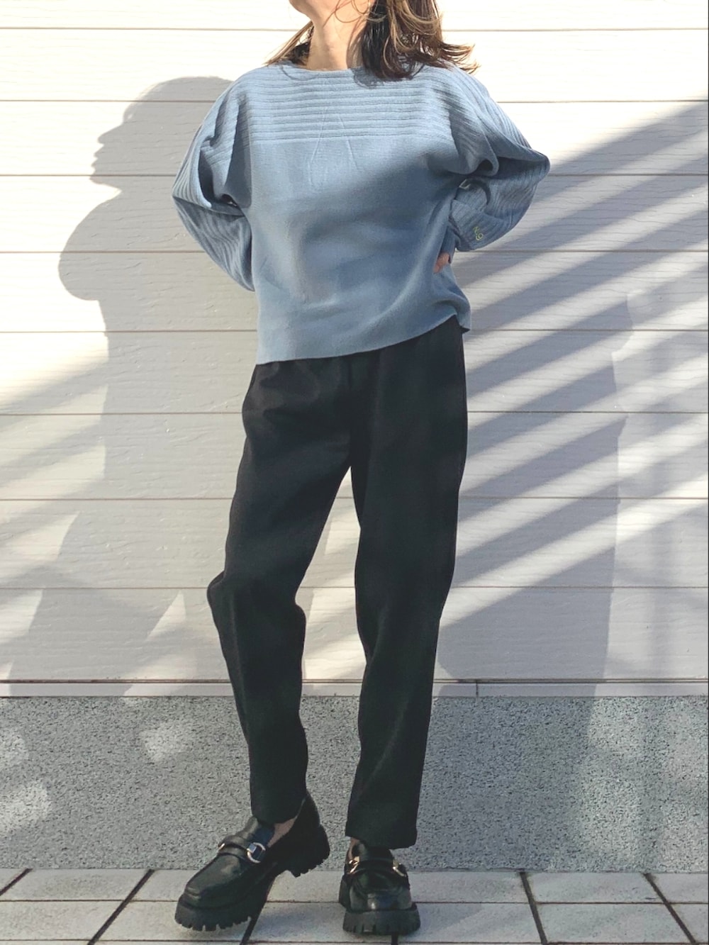 ブラック系のその他パンツ、ブラック系のローファー、ブルー系のニット/セーターを着用したレディースの冬コーディネートの4枚目の写真