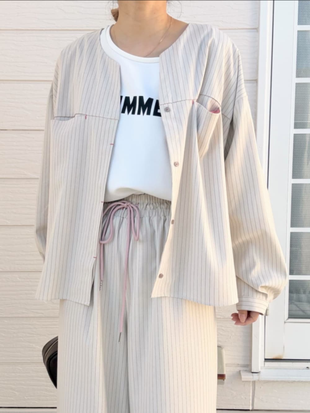 ホワイト系のTシャツ/カットソー、ベージュ系のノーカラージャケット、ベージュ系のその他パンツを着用したレディースの冬コーディネートの4枚目の写真