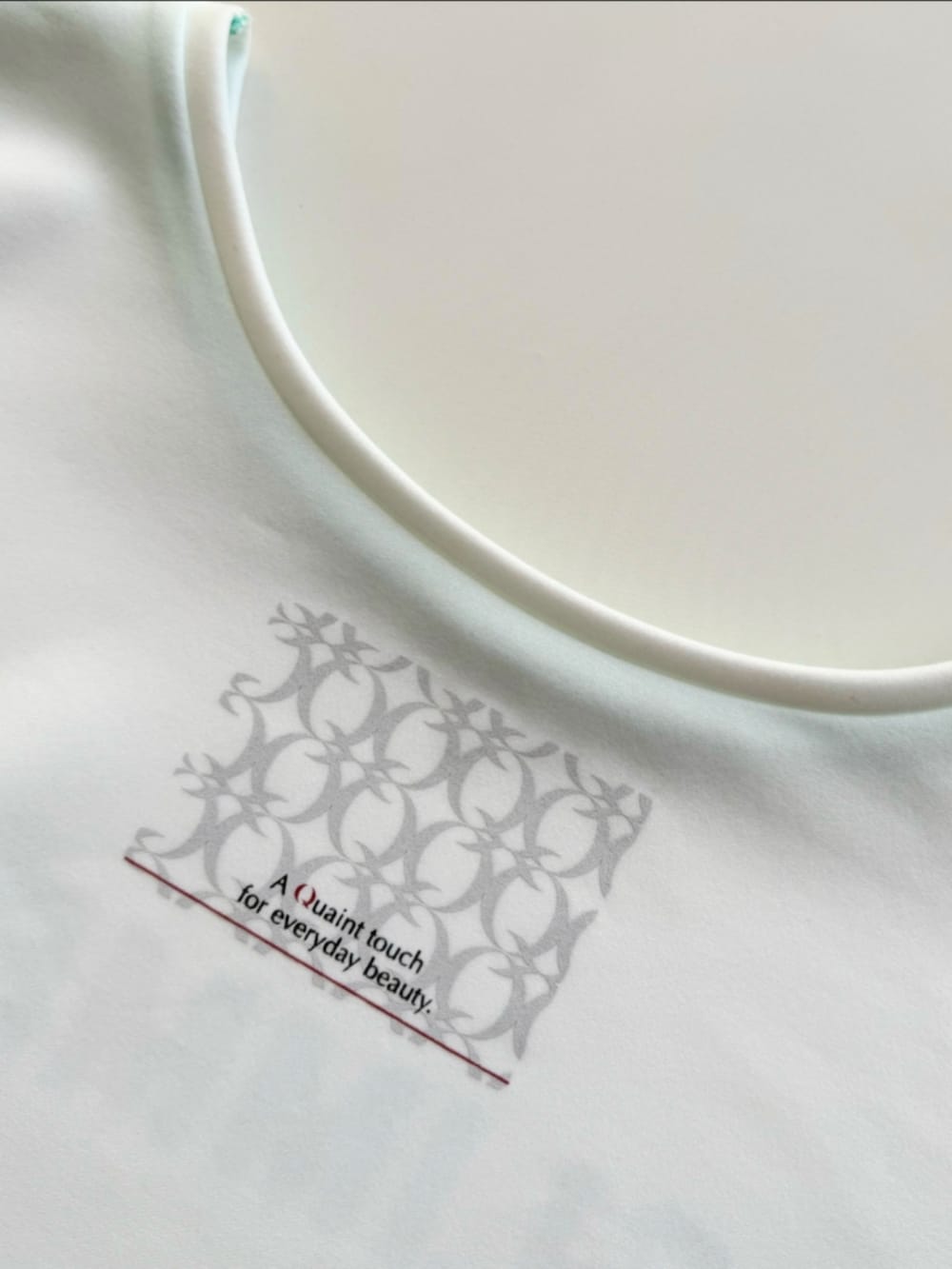 ブルー系のデニムパンツ、ホワイト系のTシャツ/カットソーを着用したレディースの春コーディネートの5枚目の写真