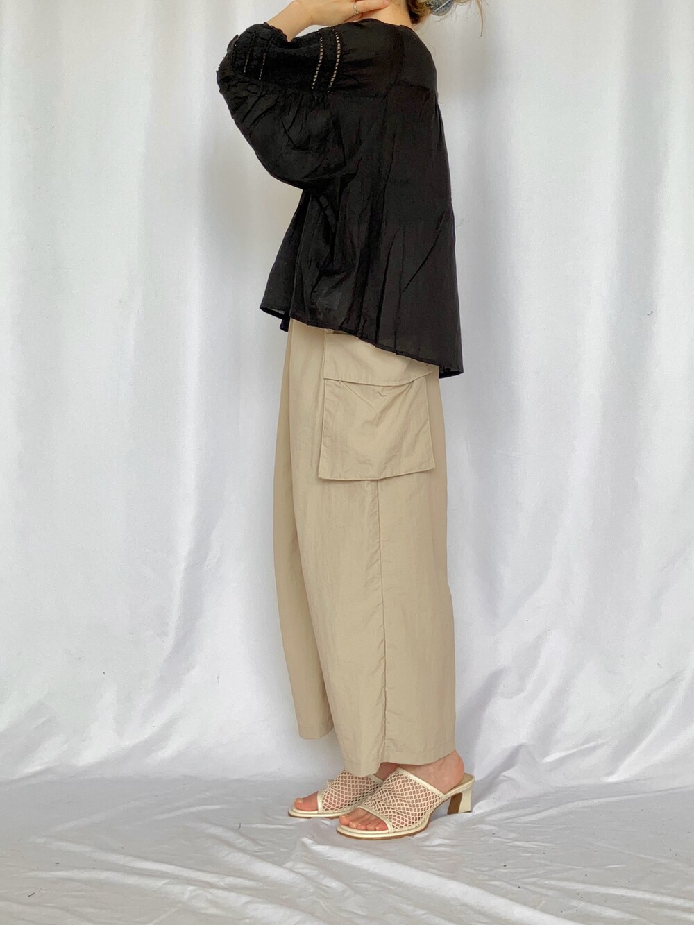 ブラック系のシャツ/ブラウス、ベージュ系のスカート、グレー系のサンダルを着用したレディースの夏コーディネートの3枚目の写真