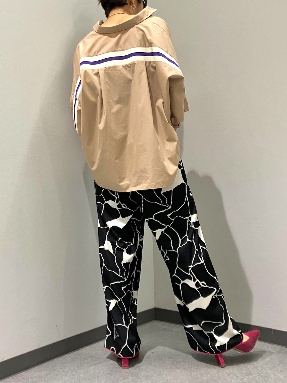 ブラック系のその他パンツ、ベージュ系のシャツ/ブラウスを着用したレディースの夏コーディネートの3枚目の写真